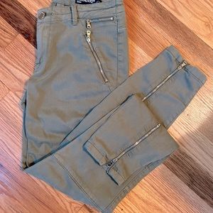 Blank NYC Skinny Cargo Pant. Army Green.